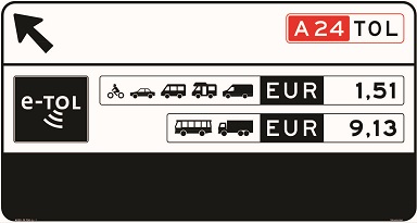 Op dit bord staan: een pijl die een afslag aanwijst, de naam van de weg (A24), symbolen van verschillende voertuigen met de tolbedragen die daarbij horen en het e-TOL-logo.